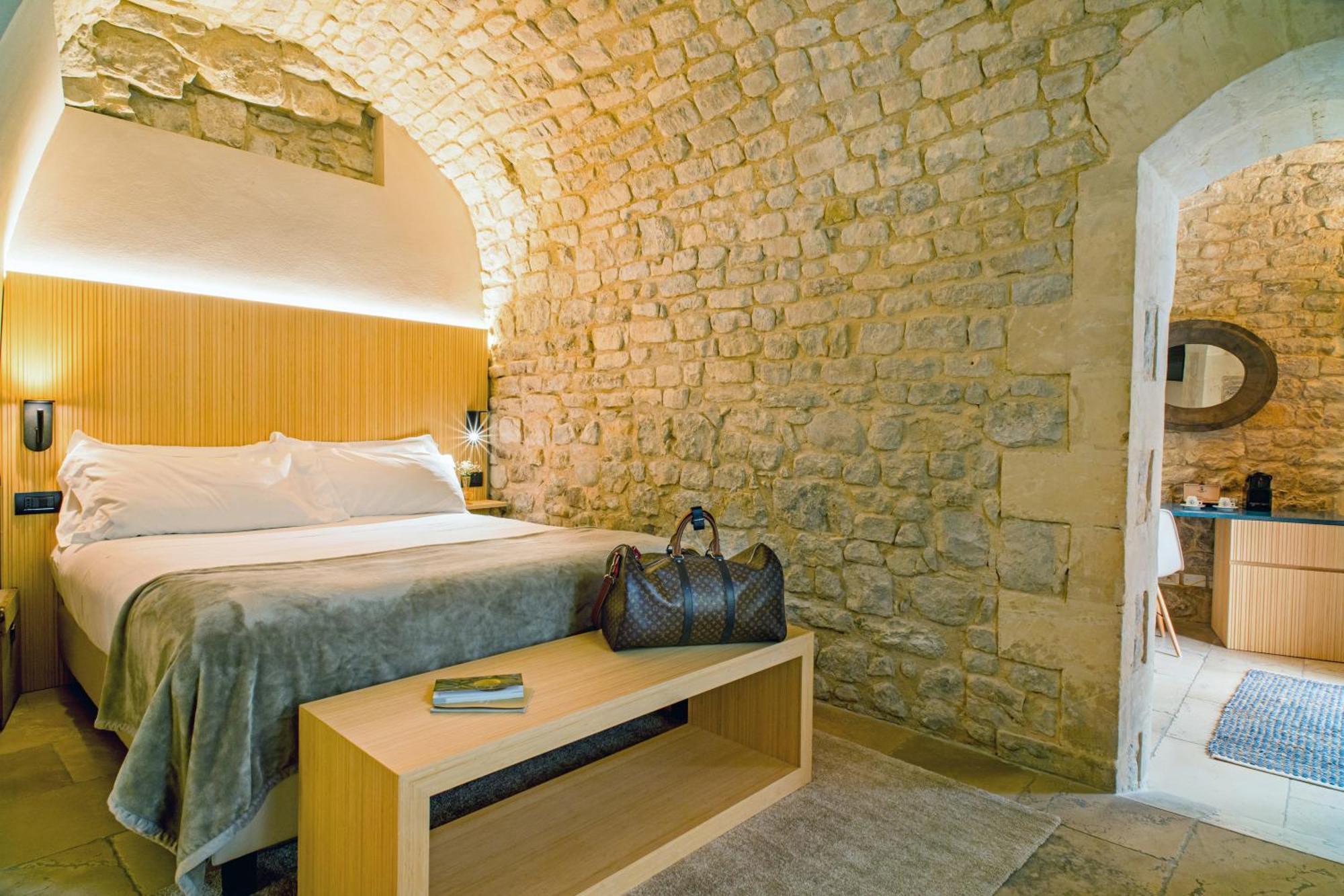 Junior Suite Shower,1739369302:JPEG